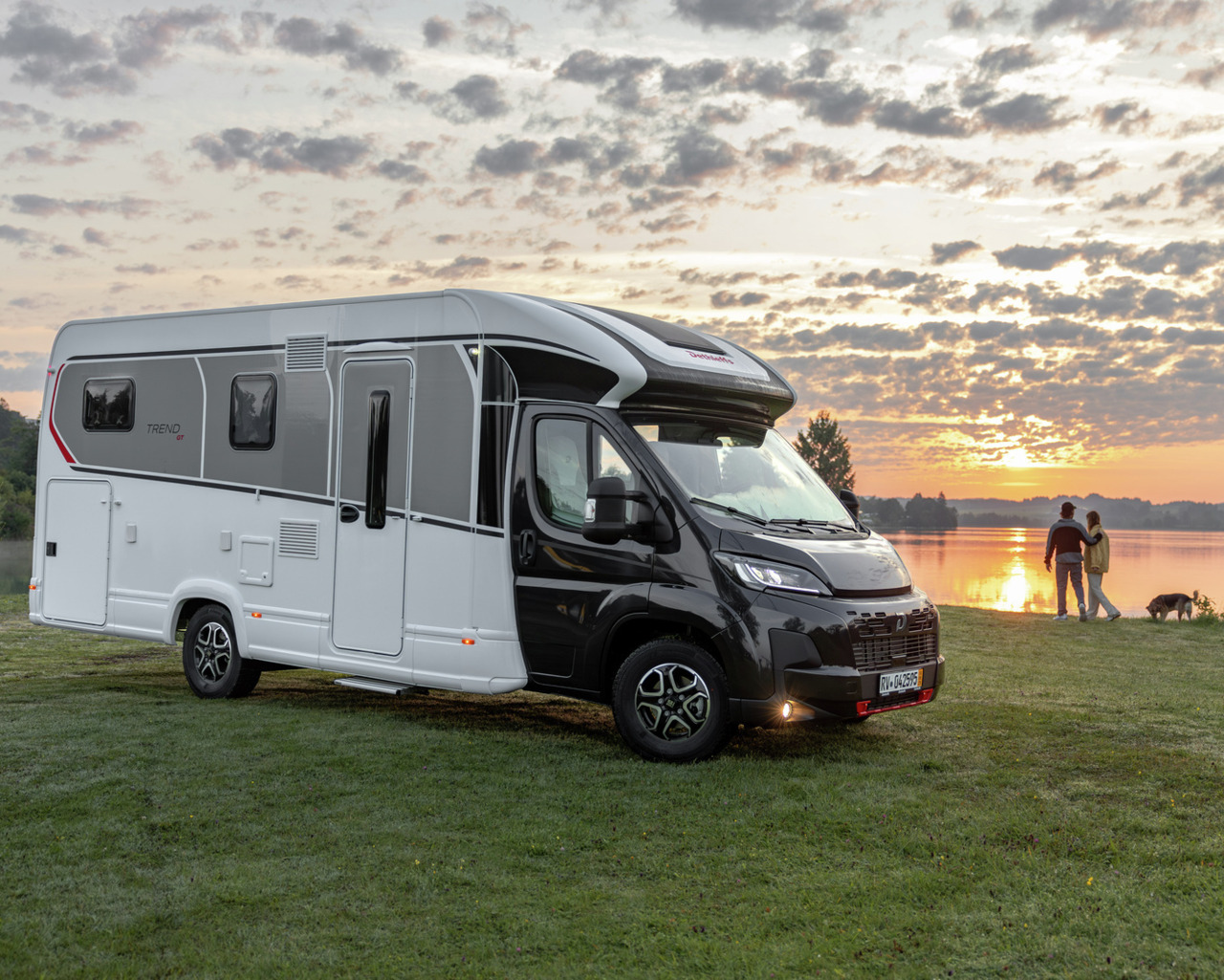 Dethleffs camper aan het water bij zonsondergang
