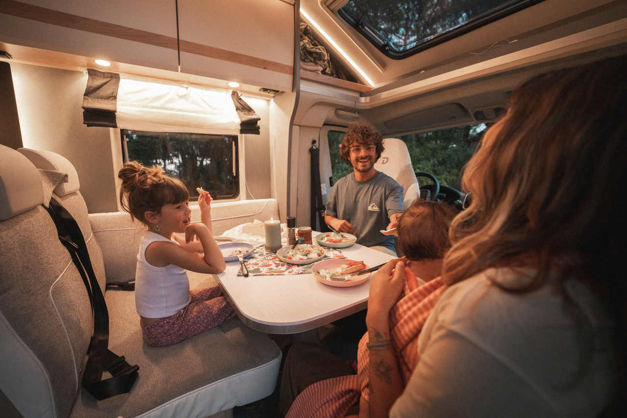 Gezin geniet van een maaltijd in een Dethleffs camper