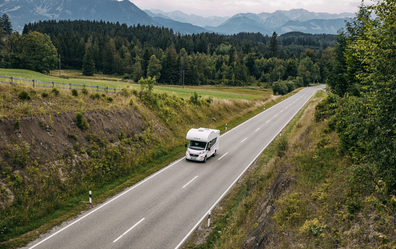 Reizigers onderweg met een huur camper