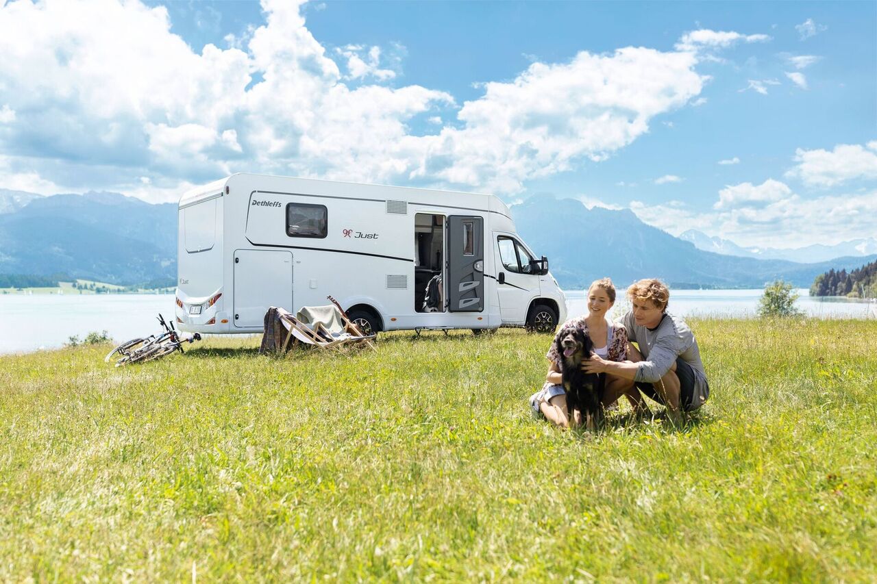 Overnachten met een huur camper op een natuurcamping